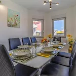 Holiday home Luxurious In With Sauna Pula