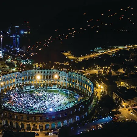 Vakantiehuis Lovely In With Sauna *