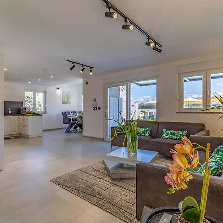 Vakantiehuis Lovely In With Sauna