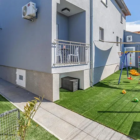 Vakantiehuis Lovely In With Sauna *