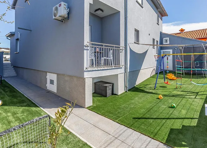 Будинок відпочинку Lovely In With Sauna *