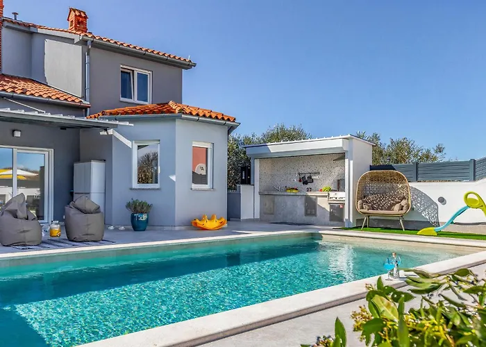 Lovely In With Sauna Пула